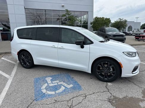New 2026 Chrysler Pacifica Select image 35