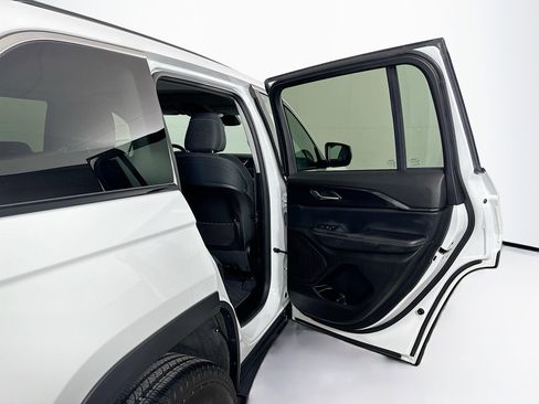 Used 2023 Jeep Grand Cherokee Laredo w/ Luxury Tech Group I image 31