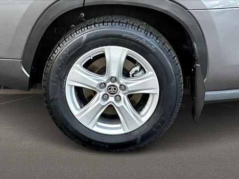 Used 2024 Toyota Highlander LE AWD/4WD image 36