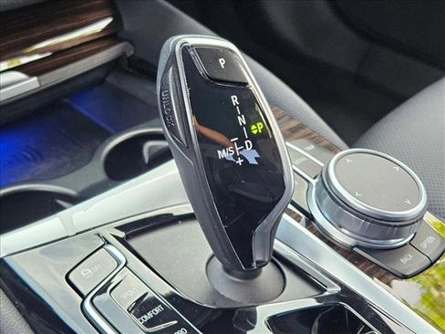 Used 2021 BMW 530i w/ Premium Package image 12