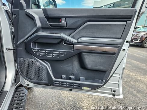 Used 2025 Toyota 4Runner SR5 AWD/4WD image 19