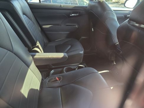Used 2023 Toyota Highlander XLE AWD/4WD image 13