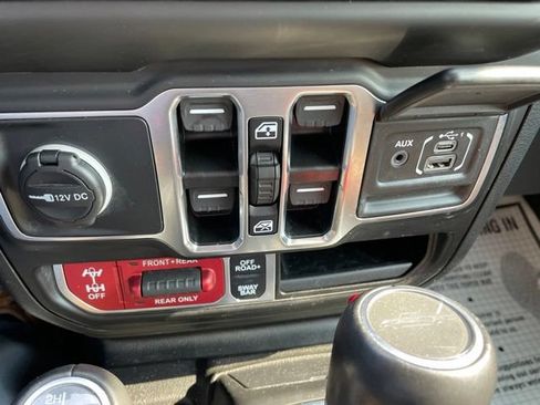 Used 2023 Jeep Gladiator Rubicon w/ Cold Weather Group AWD/4WD image 13