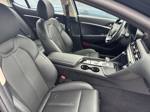 Used 2025 Genesis G70 2.5T RWD image 3