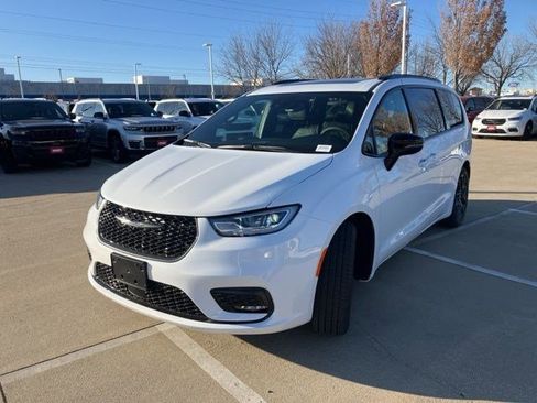 New 2026 Chrysler Pacifica Limited w/ S Appearance Package image 3