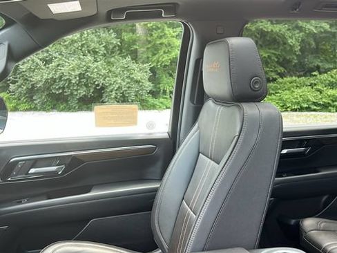 Certified 2025 Chevrolet Tahoe High Country AWD/4WD image 36