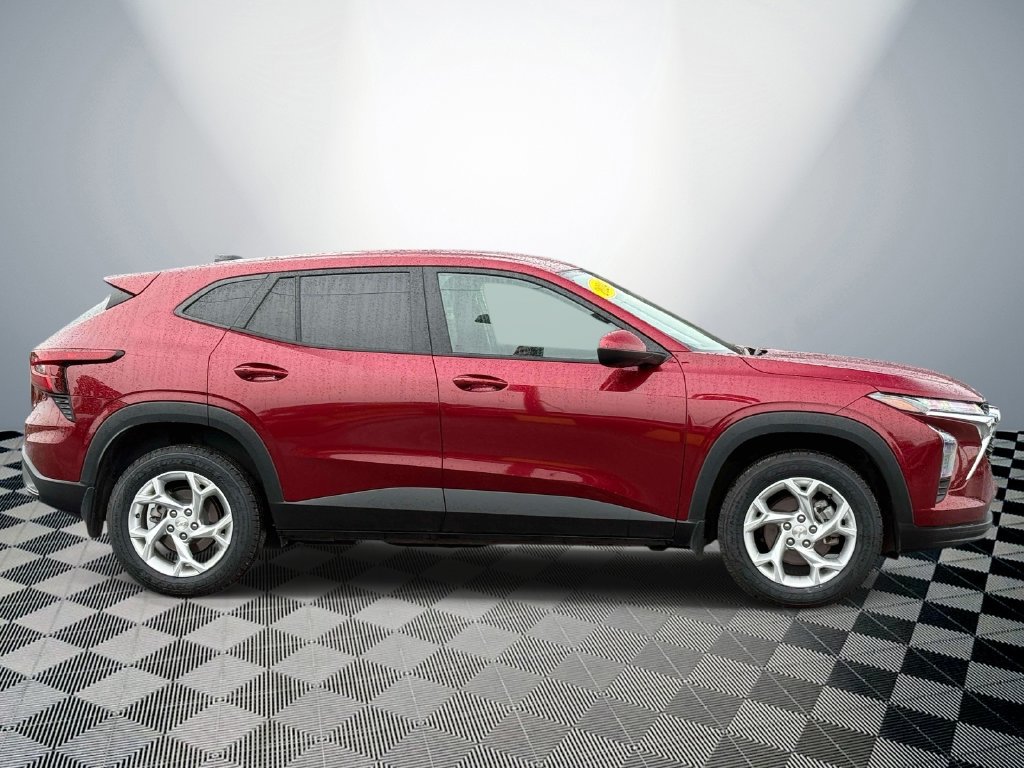 Used 2024 Chevrolet Trax LS w/ LS Convenience Package FWD image 5
