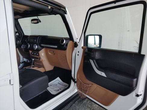 Used 2016 Jeep Wrangler Unlimited Rubicon w/ Connectivity Group AWD/4WD image 10