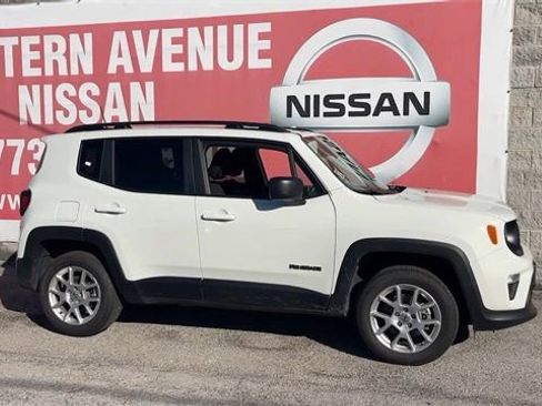 Used 2023 Jeep Renegade Latitude w/ Premium Group image 3