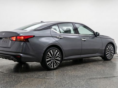 Used 2025 Nissan Altima 2.5 SV FWD image 9