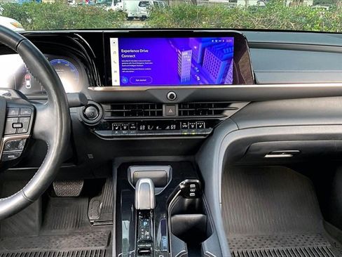 Used 2024 Toyota Crown image 9