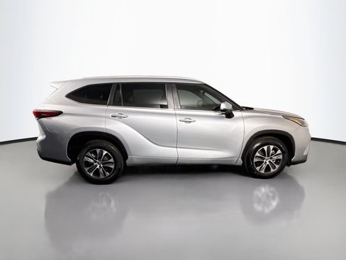 Used 2023 Toyota Highlander XLE FWD image 11