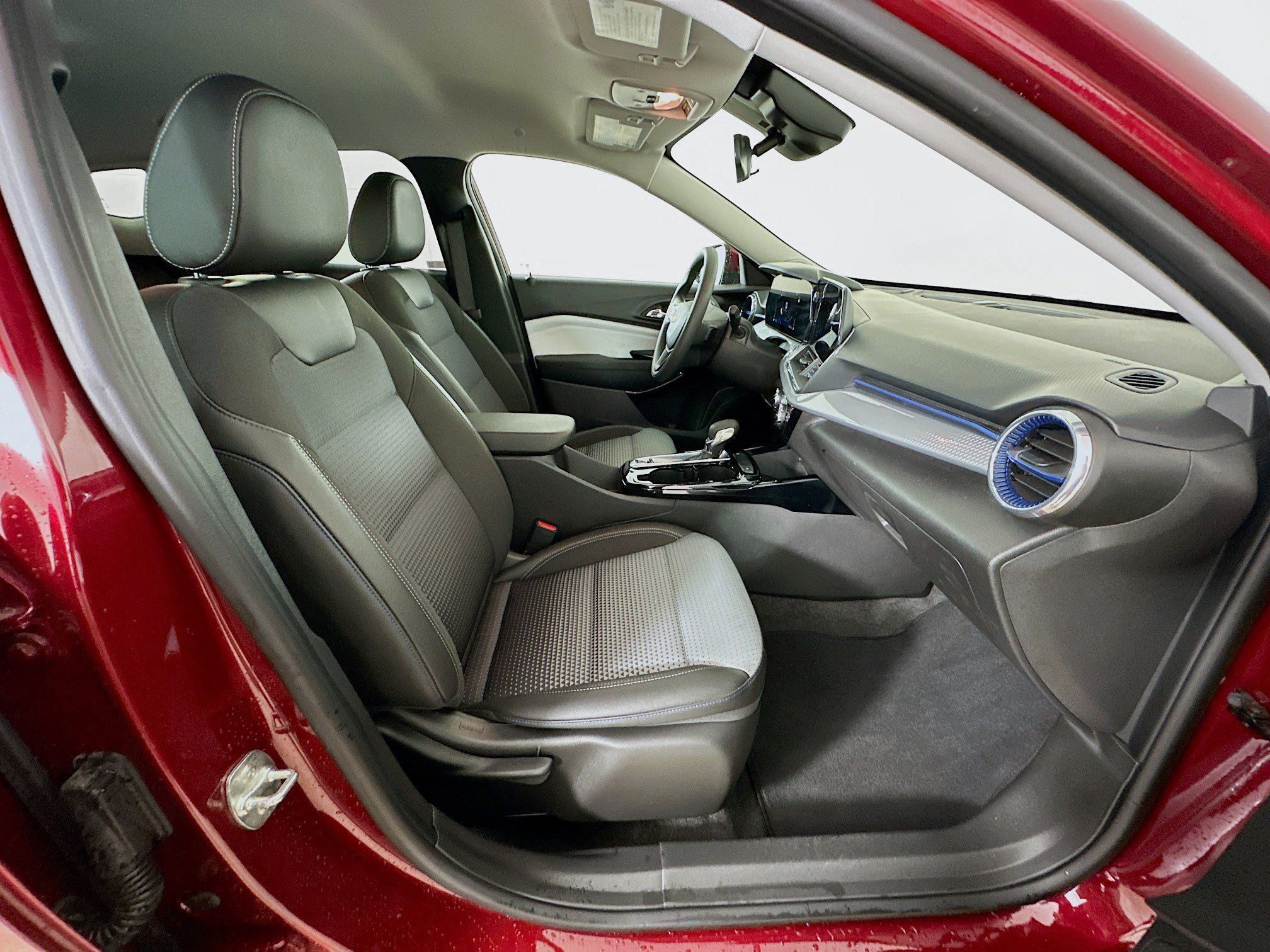 Used 2025 Chevrolet Trax LT FWD image 29