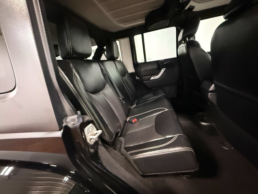 Used 2018 Jeep Wrangler Unlimited Sahara AWD/4WD image 14