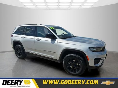 Used 2025 Jeep Grand Cherokee Altitude AWD/4WD image 1