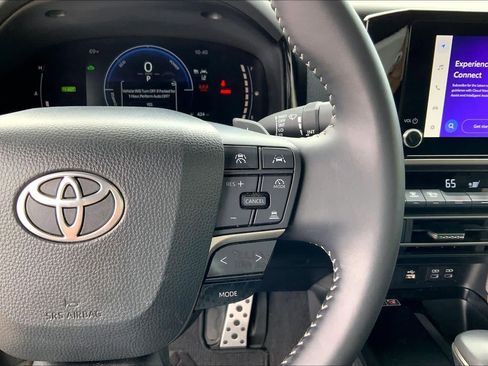 Used 2025 Toyota Camry SE FWD image 23