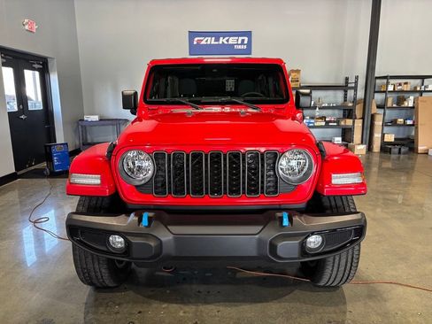 Used 2024 Jeep Wrangler Unlimited w/ Convenience Group AWD/4WD image 3