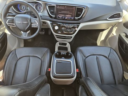Used 2024 Chrysler Pacifica Touring-L FWD image 5