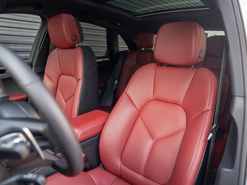 Certified 2026 Porsche Macan AWD/4WD image 5