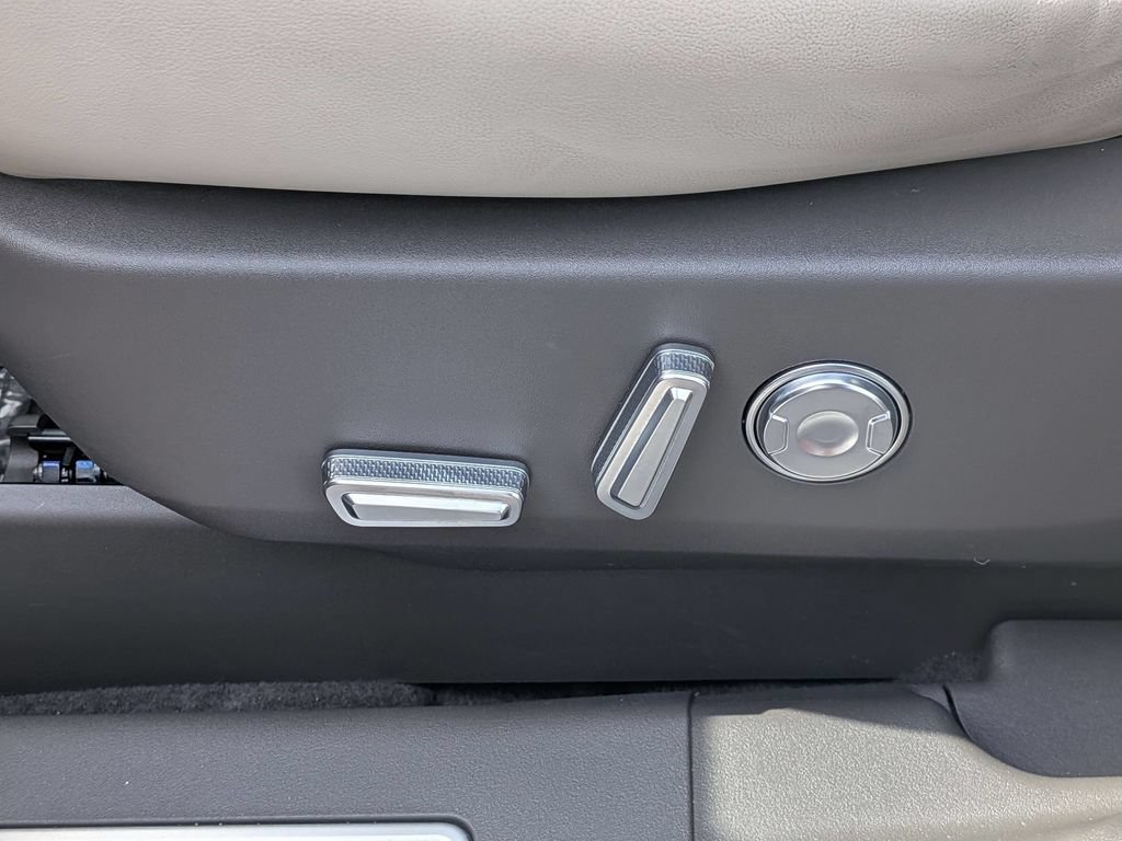 Used 2025 Lincoln Nautilus Premier AWD/4WD image 13