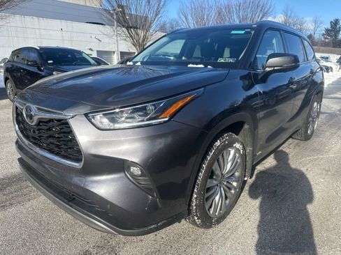Used 2025 Toyota Highlander Platinum image 3