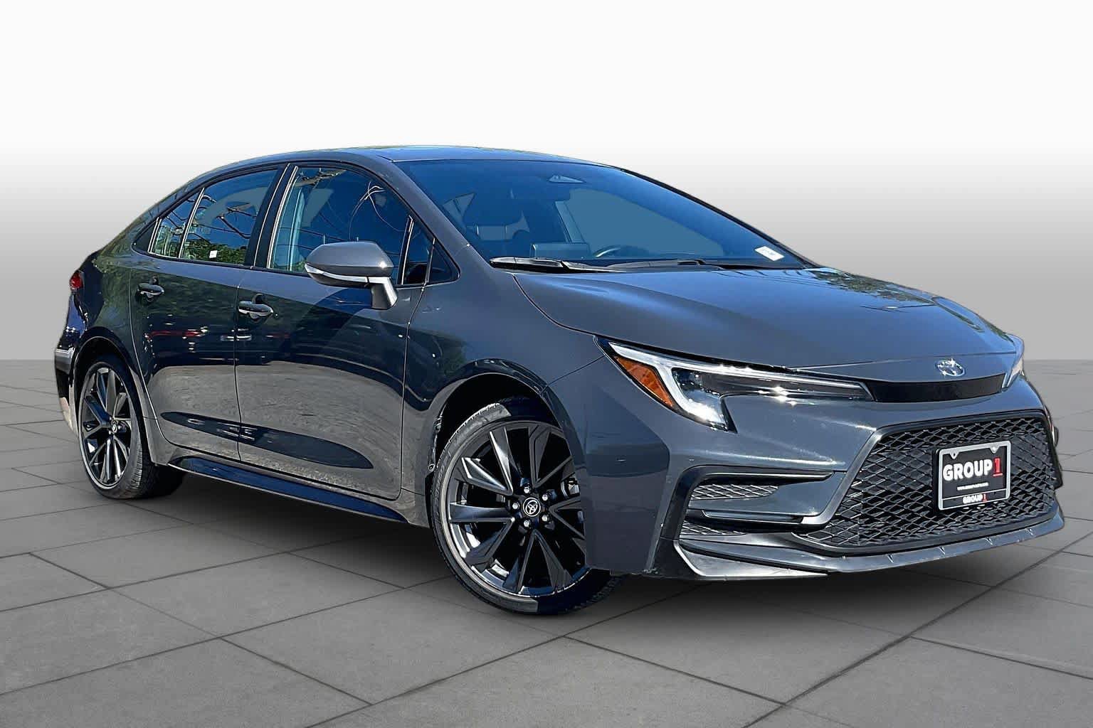 Used 2025 Toyota Corolla SE FWD image 3