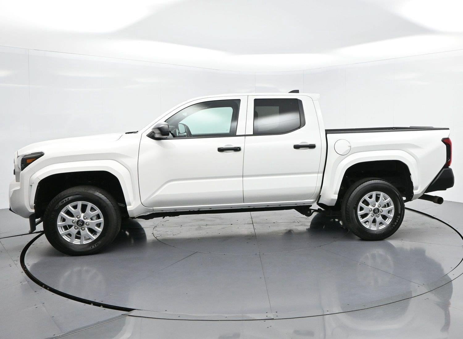 Used 2024 Toyota Tacoma SR AWD/4WD image 4