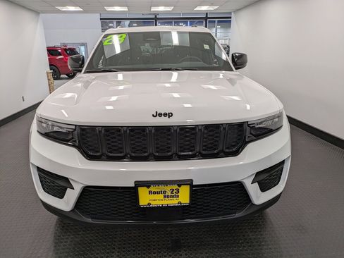 Used 2023 Jeep Grand Cherokee Altitude image 2