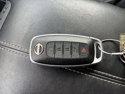 Used 2025 Nissan Pathfinder SV AWD/4WD image 21