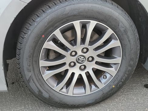 Used 2020 Toyota Sienna XLE image 25