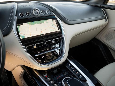 Used 2022 Aston Martin DBX image 22