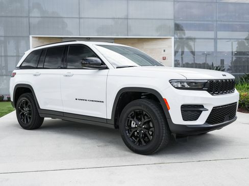Used 2025 Jeep Grand Cherokee Altitude RWD image 4