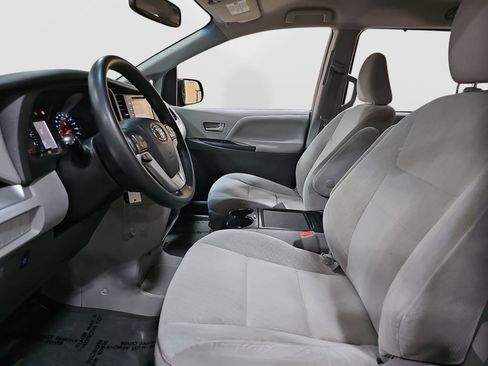 Used 2017 Toyota Sienna LE image 16