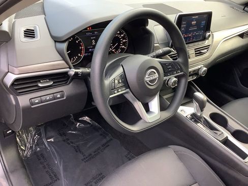 Used 2025 Nissan Altima 2.5 SV FWD image 10