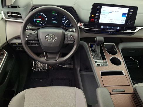 Used 2024 Toyota Sienna LE FWD image 24