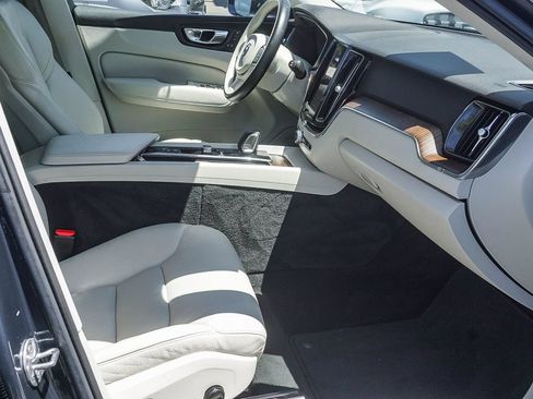 Used 2022 Volvo XC60 B5 Momentum w/ Climate Package FWD image 13
