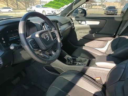 Used 2025 Volvo XC40 B5 Core image 9