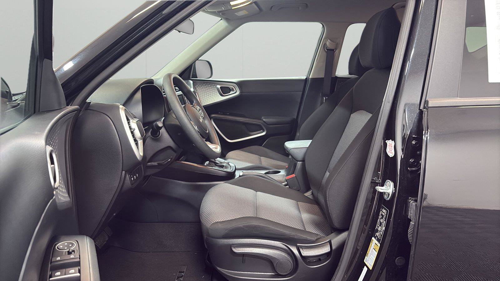 Used 2025 Kia Soul LX w/ LX Technology Package FWD image 10