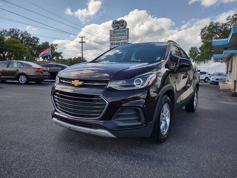 Used 2021 Chevrolet Trax LT w/ LT Convenience Package FWD image 1