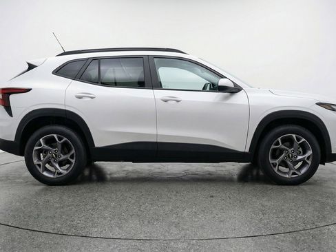 Used 2025 Chevrolet Trax LT FWD image 11