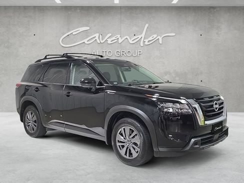 Used 2025 Nissan Pathfinder SV FWD image 2