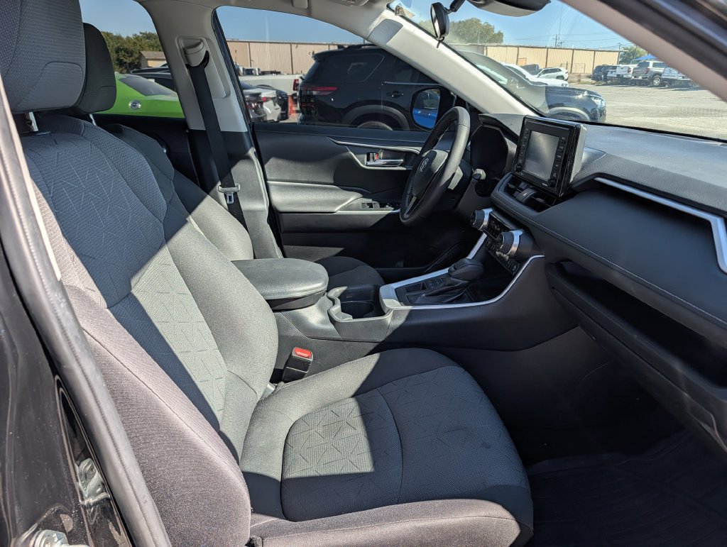 Used 2020 Toyota RAV4 XLE w/ XLE Grade Weather Package AWD/4WD image 32