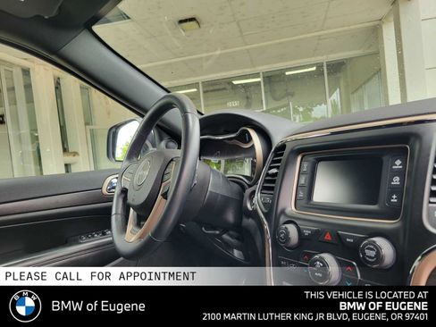 Used 2017 Jeep Grand Cherokee Laredo AWD/4WD image 12