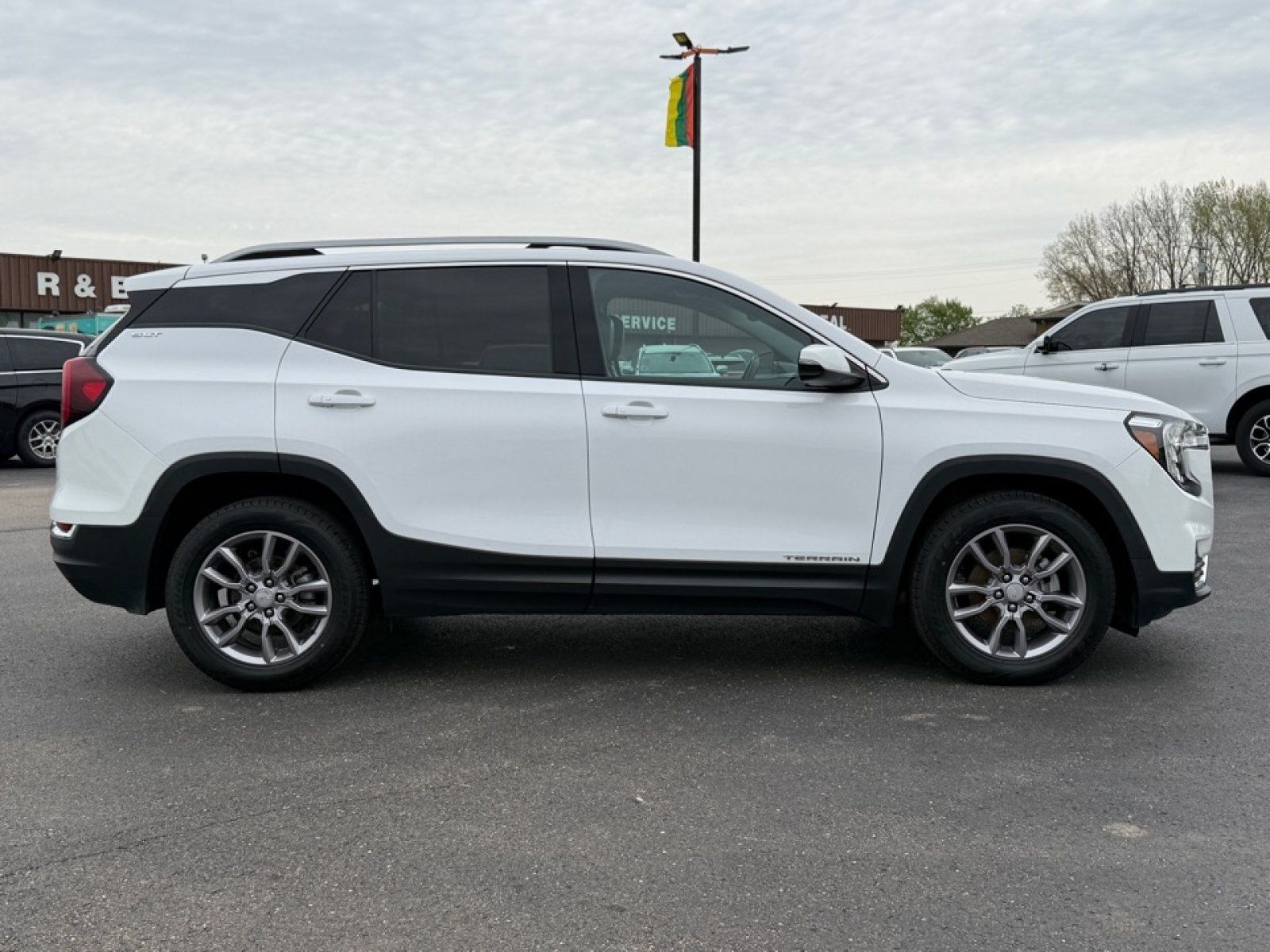 Used 2022 GMC Terrain SLT FWD image 9