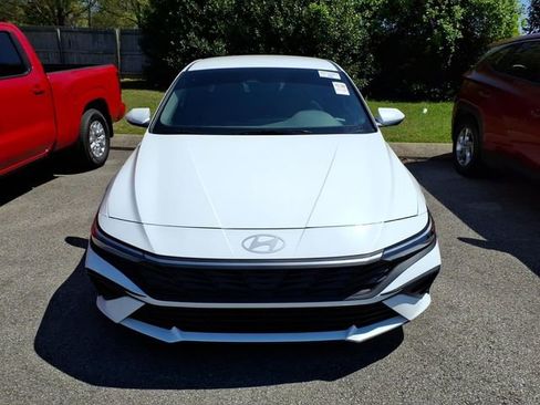 Used 2025 Hyundai Elantra SE image 2