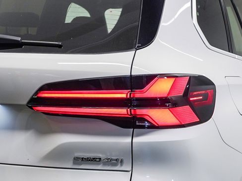 Used 2024 BMW X5 sDrive40i w/ Parking Assistance Package image 7