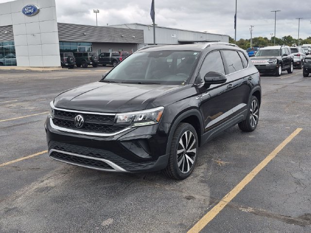 Used 2024 Volkswagen Taos SE w/ Panoramic Sunroof Package FWD image 3