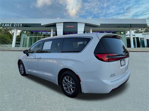Used 2024 Chrysler Pacifica Touring-L image 5