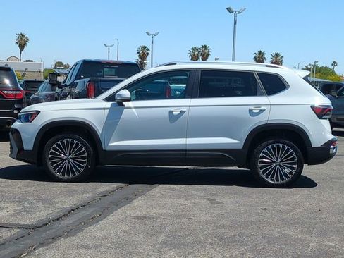 Used 2025 Volkswagen Taos SE FWD image 5