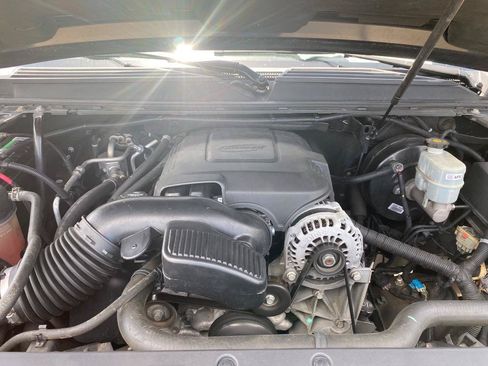 Used 2013 Chevrolet Suburban LTZ RWD image 24